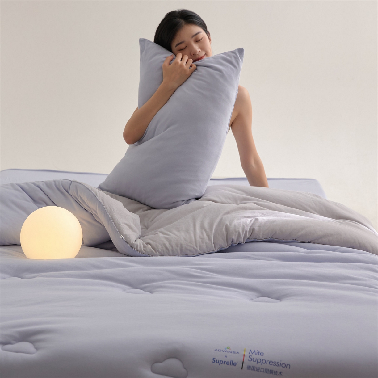 91家纺网 家纺一手货源 找家纺 头等舱 2025新款全棉A类针织 零压 深睡 德国ADVANSA 抗菌 100%阻螨低致敏秋冬被（模特图） 蓝莓糖霜