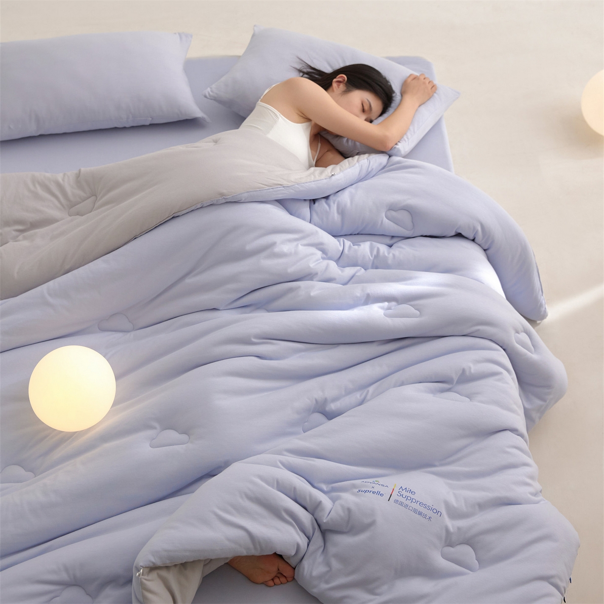 91家纺网 家纺一手货源 找家纺 头等舱 2025新款全棉A类针织 零压 深睡 德国ADVANSA 抗菌 100%阻螨低致敏秋冬被（模特图） 蓝莓糖霜