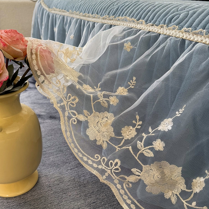 91家纺网 家纺一手货源 找家纺 优姿家纺 2025新款牛奶绒花边绣花床盖四件套 花漾时光-天空兰