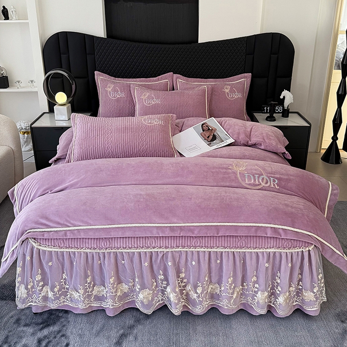 91家纺网 家纺一手货源 找家纺 优姿家纺 2025新款牛奶绒花边绣花床盖四件套 花漾时光-玖红色