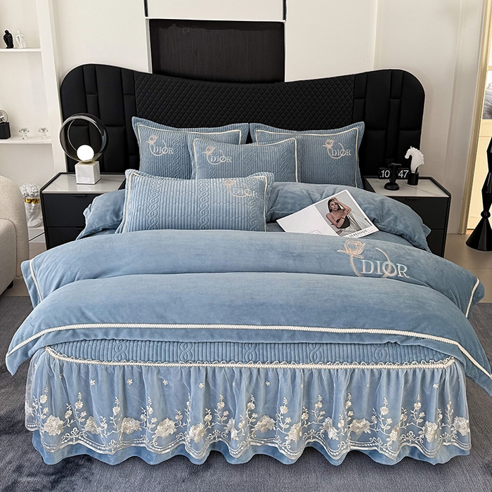 91家纺网 家纺一手货源 找家纺 优姿家纺 2025新款牛奶绒花边绣花床盖四件套 花漾时光-天空兰