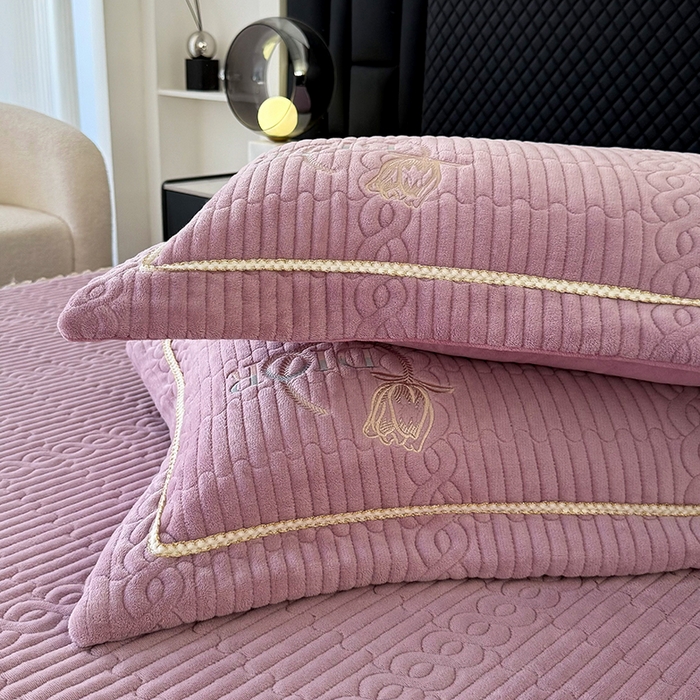 91家纺网 家纺一手货源 找家纺 优姿家纺 2025新款牛奶绒花边绣花床盖四件套 花漾时光-玖红色