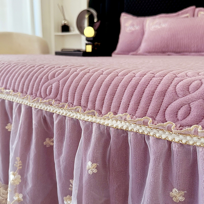 91家纺网 家纺一手货源 找家纺 优姿家纺 2025新款牛奶绒花边绣花床盖四件套 花漾时光-玖红色