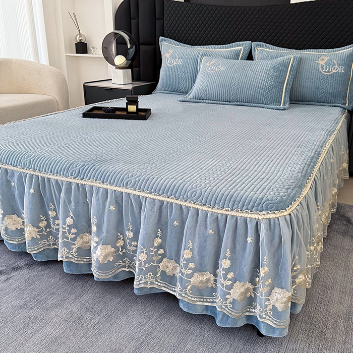 91家纺网 家纺一手货源 找家纺 优姿家纺 2025新款牛奶绒花边绣花床盖四件套 花漾时光-天空兰