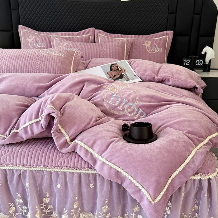 91家纺网 家纺一手货源 找家纺 优姿家纺 2025新款牛奶绒花边绣花床盖四件套 花漾时光-玖红色