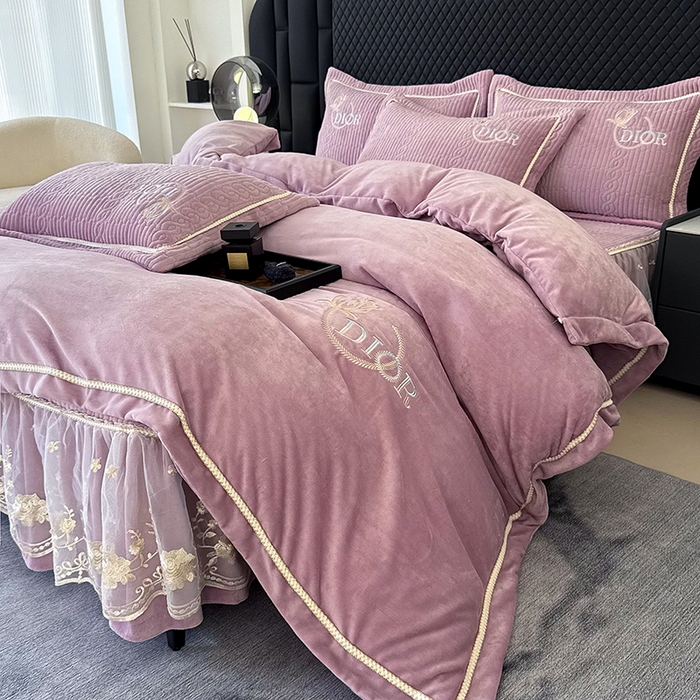 91家纺网 家纺一手货源 找家纺 优姿家纺 2025新款牛奶绒花边绣花床盖四件套 花漾时光-玖红色