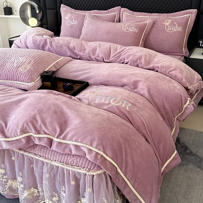 91家纺网 家纺一手货源 找家纺 优姿家纺 2025新款牛奶绒花边绣花床盖四件套 花漾时光-玖红色