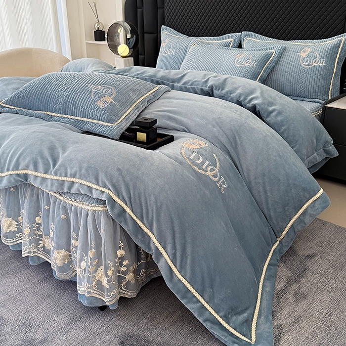 91家纺网 家纺一手货源 找家纺 优姿家纺 2025新款牛奶绒花边绣花床盖四件套 花漾时光-天空兰