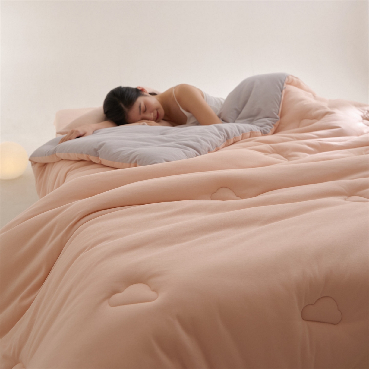 91家纺网 家纺一手货源 找家纺 头等舱 2025新款全棉A类针织 零压 深睡 德国ADVANSA 抗菌 100%阻螨低致敏秋冬被（模特图） 蜜桃糖霜