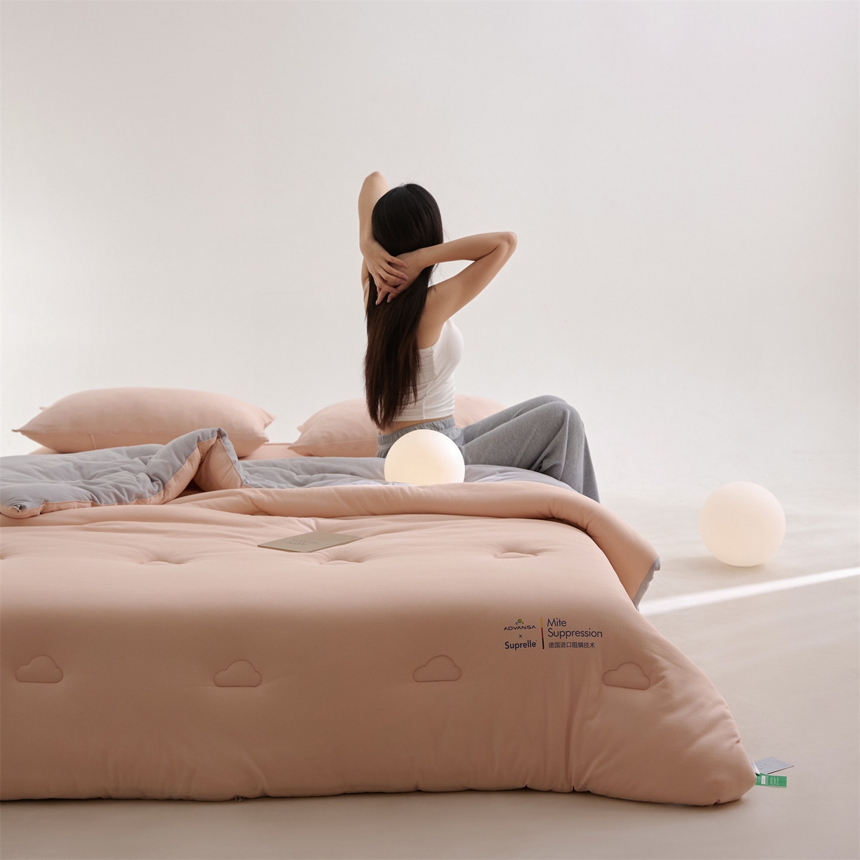91家纺网 家纺一手货源 找家纺 头等舱 2025新款全棉A类针织 零压 深睡 德国ADVANSA 抗菌 100%阻螨低致敏秋冬被（模特图） 蜜桃糖霜