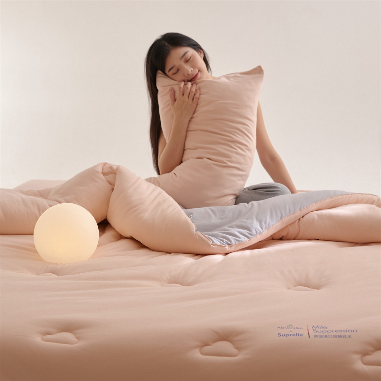 91家纺网 家纺一手货源 找家纺 头等舱 2025新款全棉A类针织 零压 深睡 德国ADVANSA 抗菌 100%阻螨低致敏秋冬被（模特图） 蜜桃糖霜