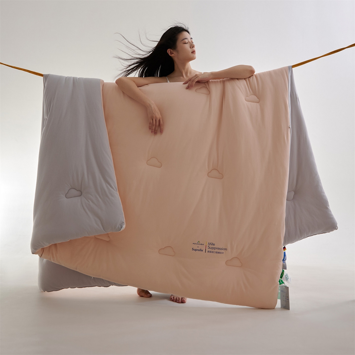 91家纺网 家纺一手货源 找家纺 头等舱 2025新款全棉A类针织 零压 深睡 德国ADVANSA 抗菌 100%阻螨低致敏秋冬被（模特图） 蜜桃糖霜