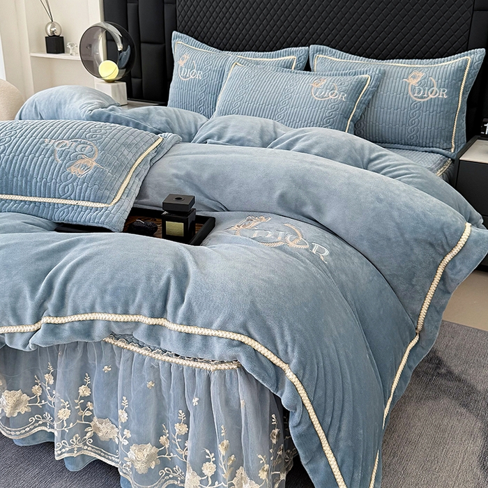 91家纺网 家纺一手货源 找家纺 优姿家纺 2025新款牛奶绒花边绣花床盖四件套 花漾时光-天空兰