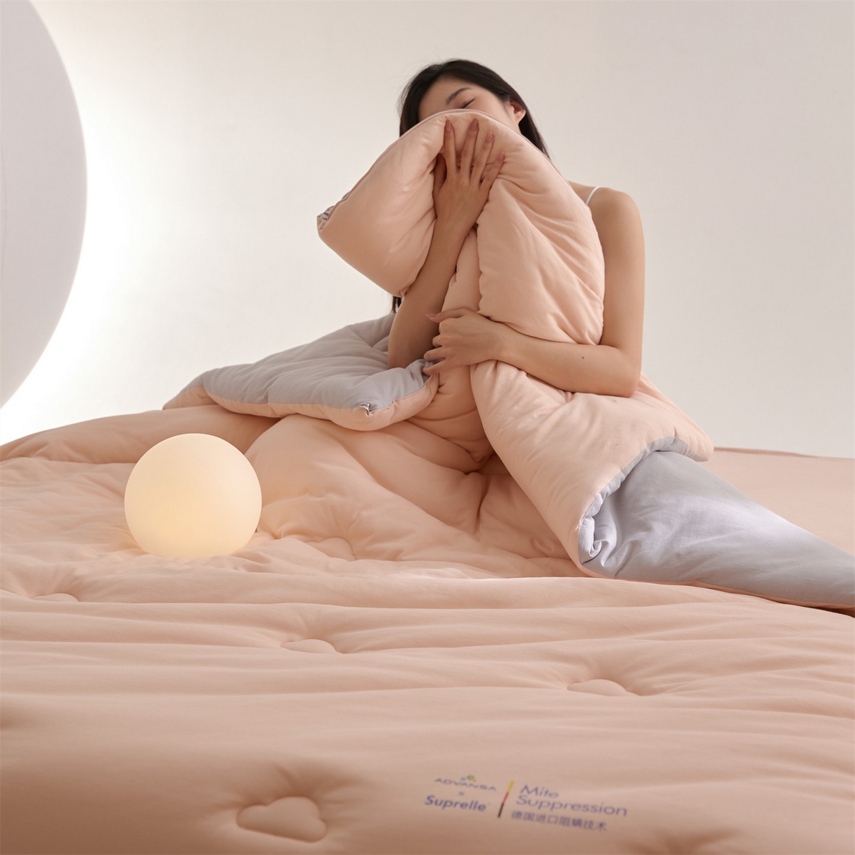 91家纺网 家纺一手货源 找家纺 头等舱 2025新款全棉A类针织 零压 深睡 德国ADVANSA 抗菌 100%阻螨低致敏秋冬被（模特图） 蜜桃糖霜