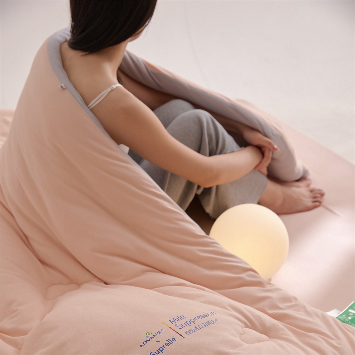 91家纺网 家纺一手货源 找家纺 头等舱 2025新款全棉A类针织 零压 深睡 德国ADVANSA 抗菌 100%阻螨低致敏秋冬被（模特图） 蜜桃糖霜