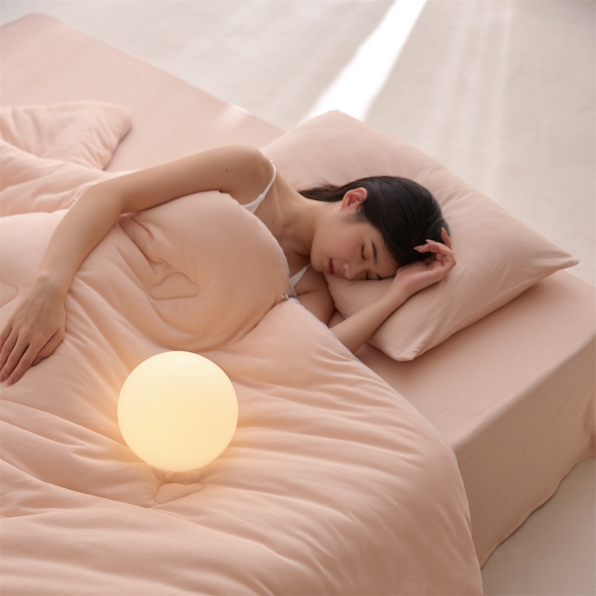 91家纺网 家纺一手货源 找家纺 头等舱 2025新款全棉A类针织 零压 深睡 德国ADVANSA 抗菌 100%阻螨低致敏秋冬被（模特图） 蜜桃糖霜