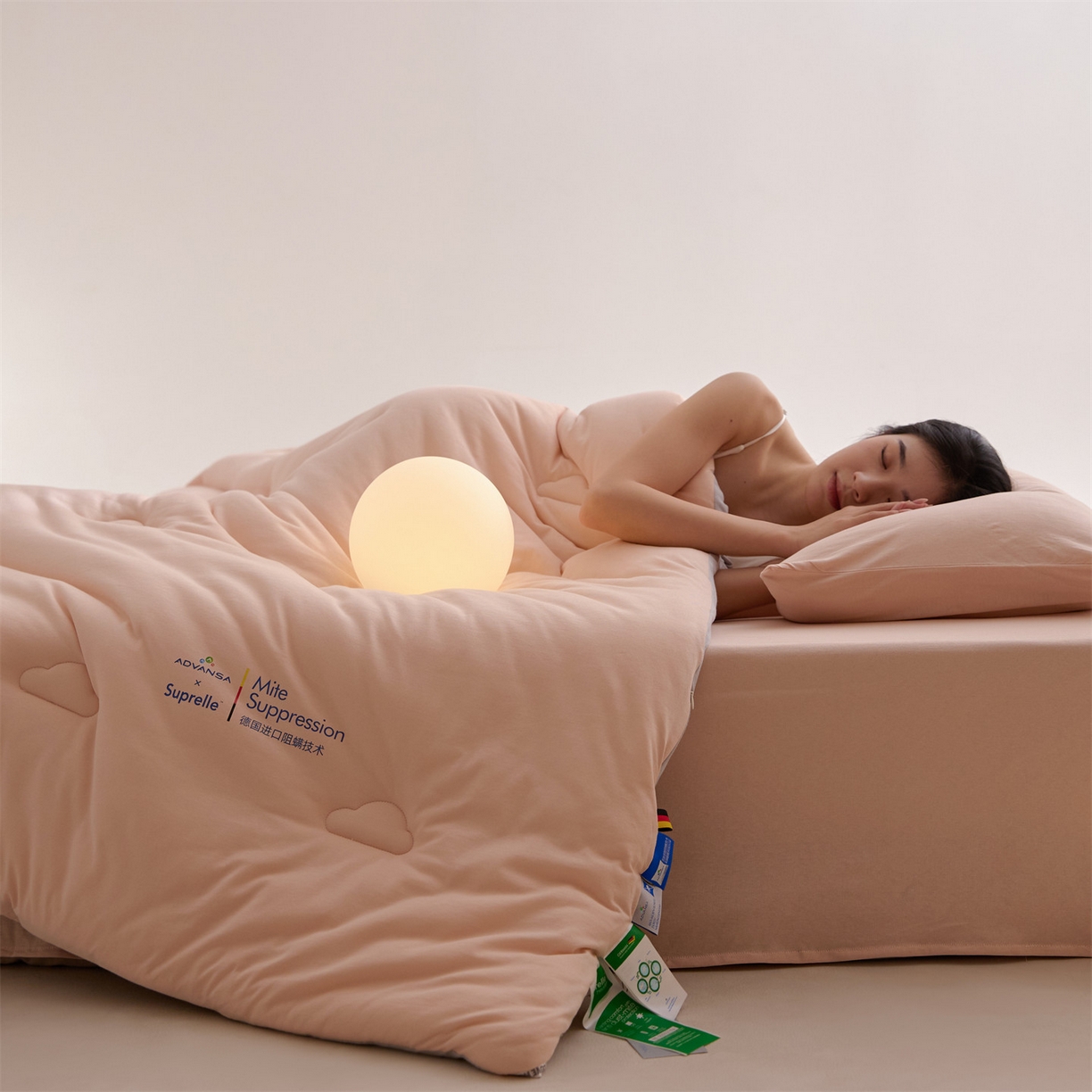 91家纺网 家纺一手货源 找家纺 头等舱 2025新款全棉A类针织 零压 深睡 德国ADVANSA 抗菌 100%阻螨低致敏秋冬被（模特图） 蜜桃糖霜