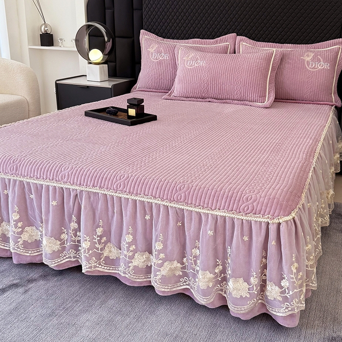 91家纺网 家纺一手货源 找家纺 优姿家纺 2025新款牛奶绒花边绣花床盖四件套 花漾时光-玖红色