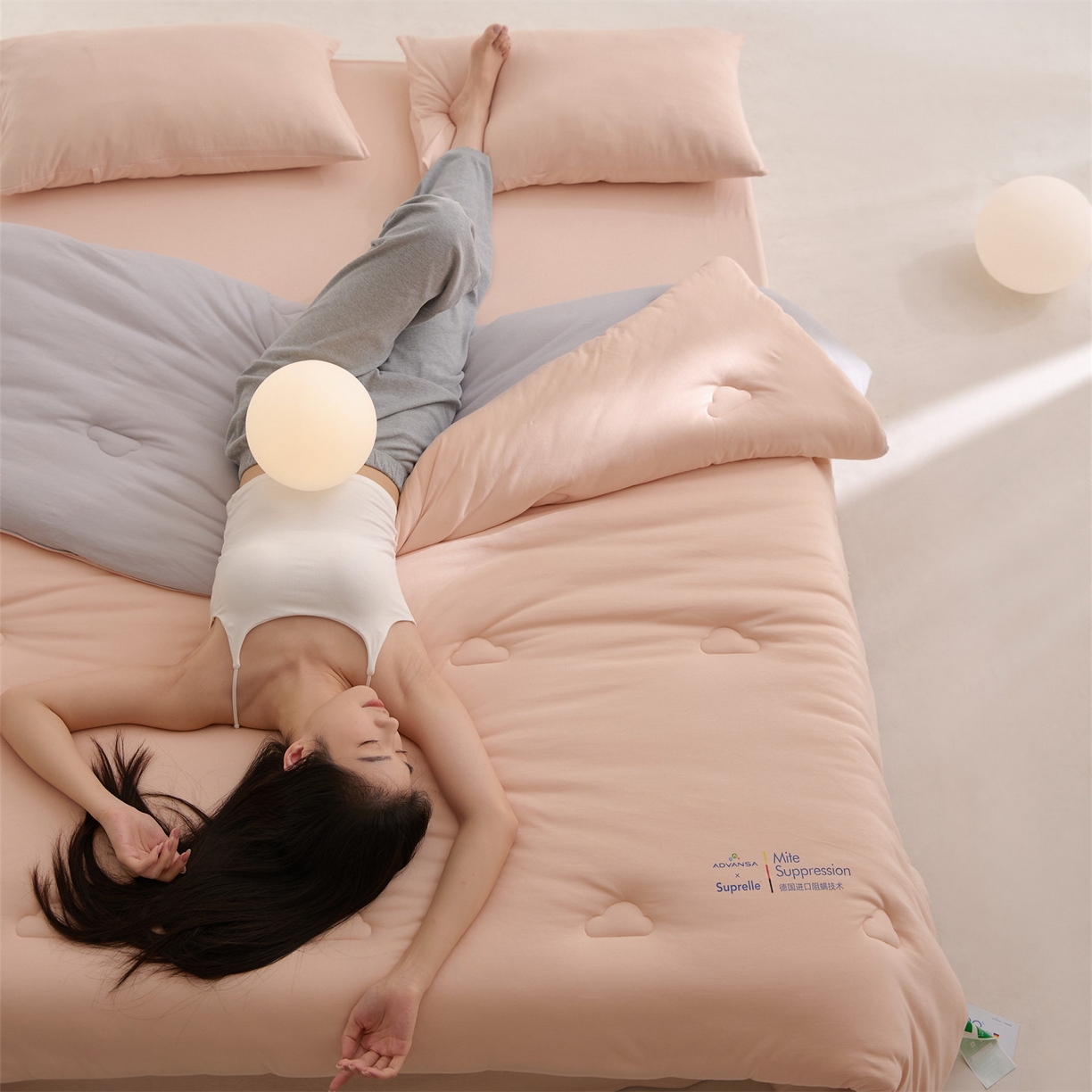 91家纺网 家纺一手货源 找家纺 头等舱 2025新款全棉A类针织 零压 深睡 德国ADVANSA 抗菌 100%阻螨低致敏秋冬被（模特图） 蜜桃糖霜