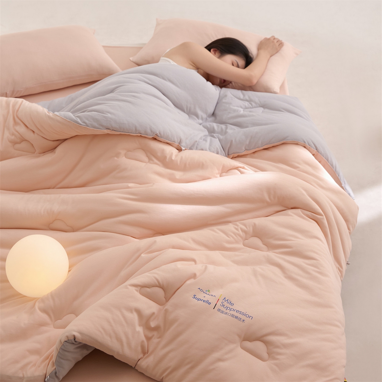91家纺网 家纺一手货源 找家纺 头等舱 2025新款全棉A类针织 零压 深睡 德国ADVANSA 抗菌 100%阻螨低致敏秋冬被（模特图） 蜜桃糖霜