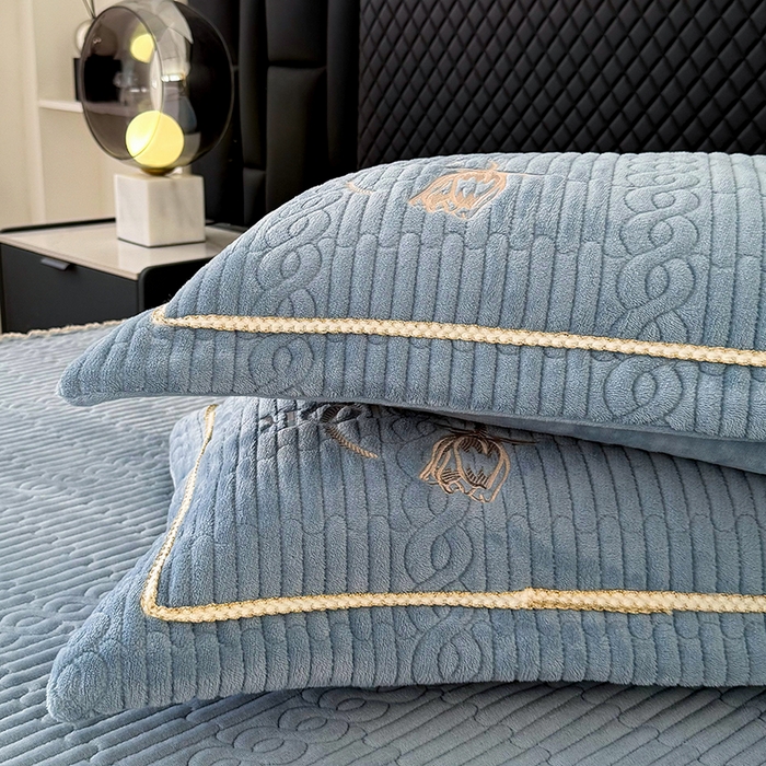 91家纺网 家纺一手货源 找家纺 优姿家纺 2025新款牛奶绒花边绣花床盖四件套 花漾时光-天空兰