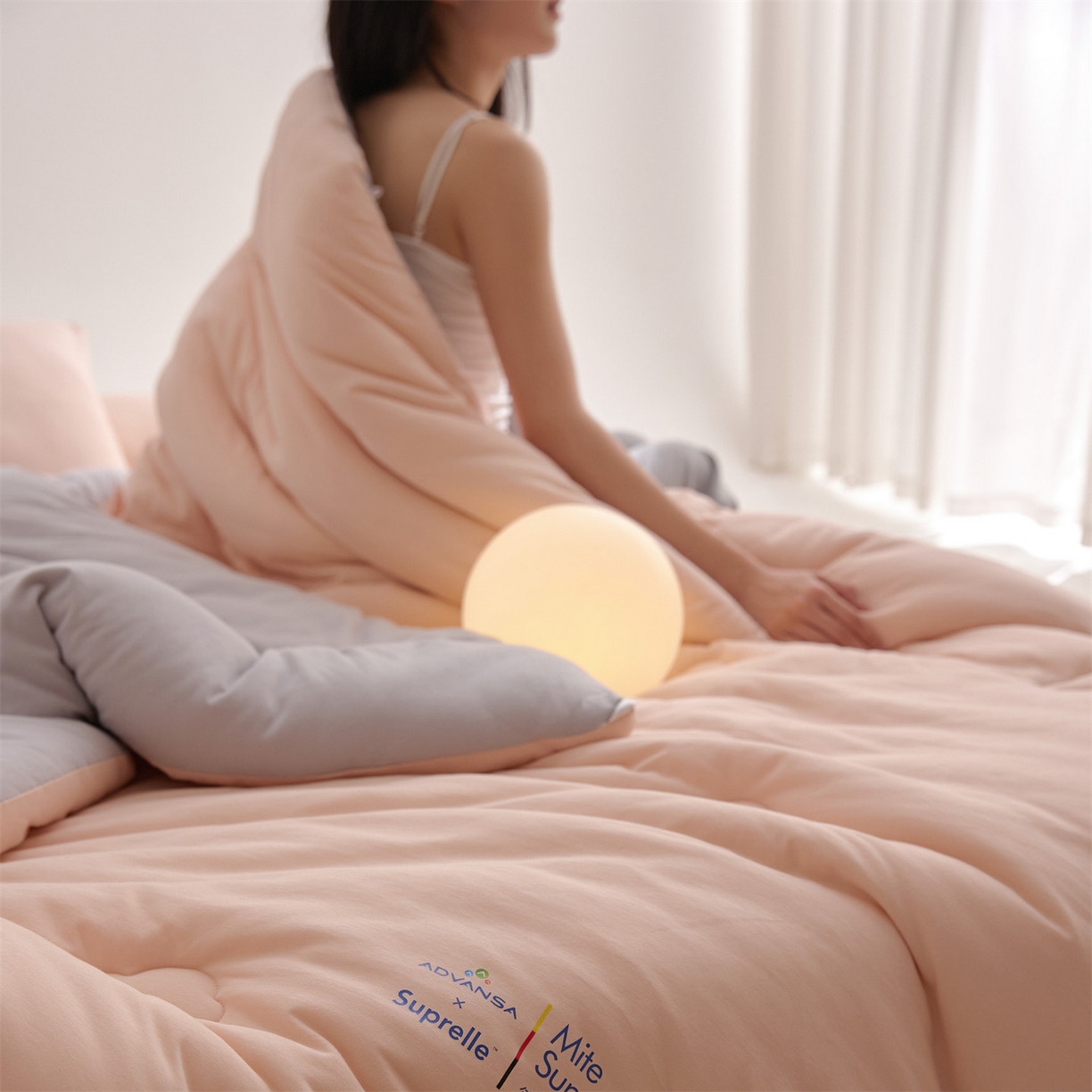 91家纺网 家纺一手货源 找家纺 头等舱 2025新款全棉A类针织 零压 深睡 德国ADVANSA 抗菌 100%阻螨低致敏秋冬被（模特图） 蜜桃糖霜