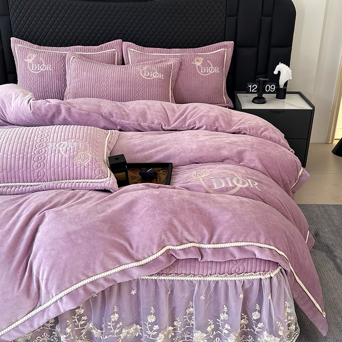 91家纺网 家纺一手货源 找家纺 优姿家纺 2025新款牛奶绒花边绣花床盖四件套 花漾时光-玖红色