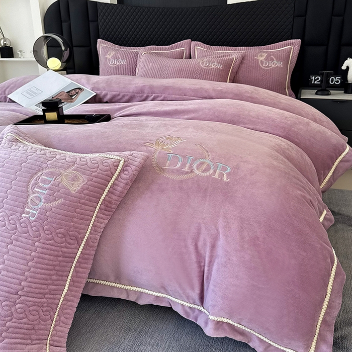 91家纺网 家纺一手货源 找家纺 优姿家纺 2025新款牛奶绒花边绣花床盖四件套 花漾时光-玖红色