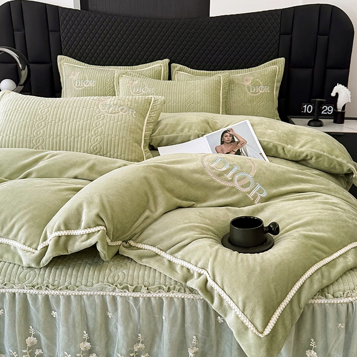 91家纺网 家纺一手货源 找家纺 优姿家纺 2025新款牛奶绒花边绣花床盖四件套 花漾时光-果绿