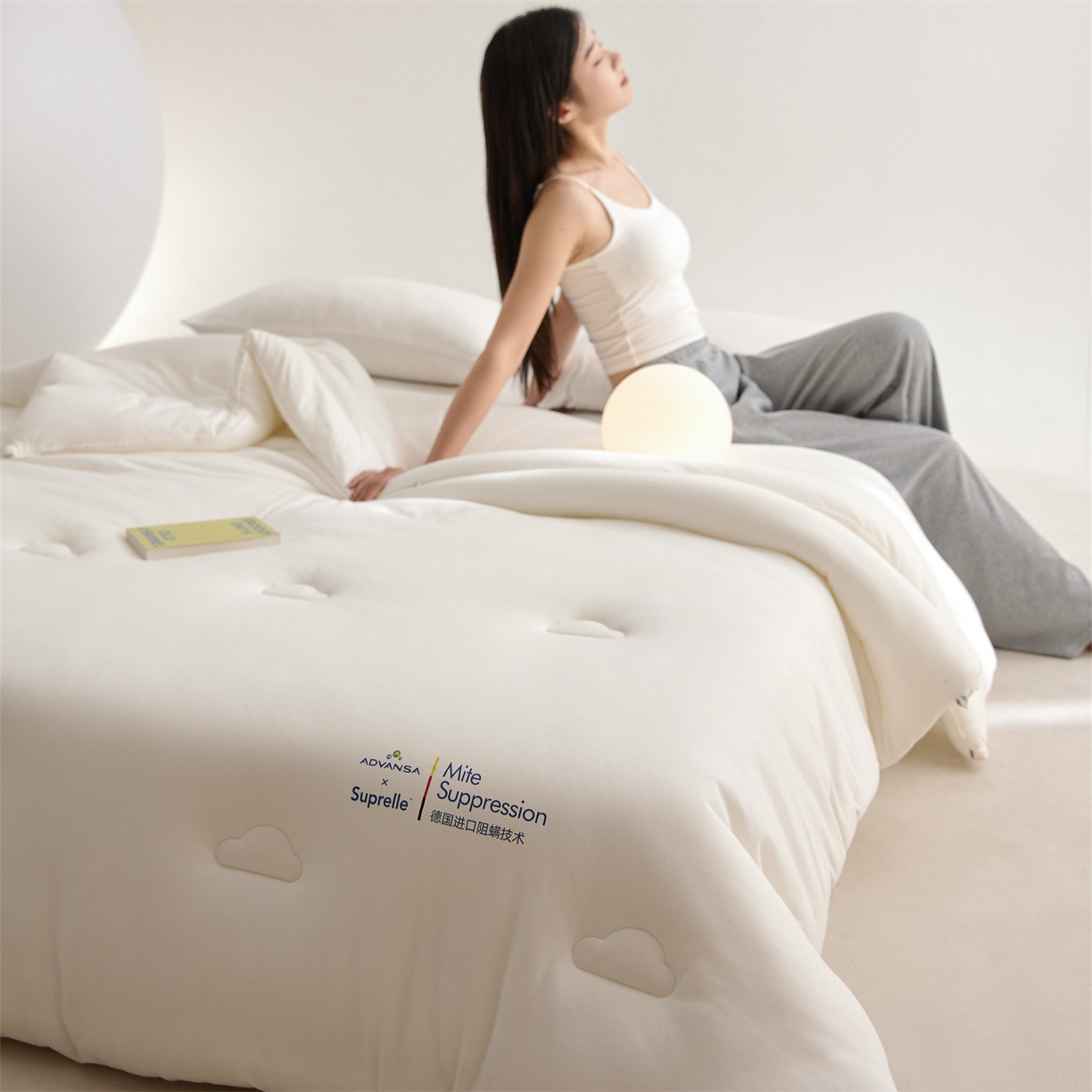 91家纺网 家纺一手货源 找家纺 头等舱 2025新款全棉A类针织 零压 深睡 德国ADVANSA 抗菌 100%阻螨低致敏秋冬被（模特图） 舒芙蕾白
