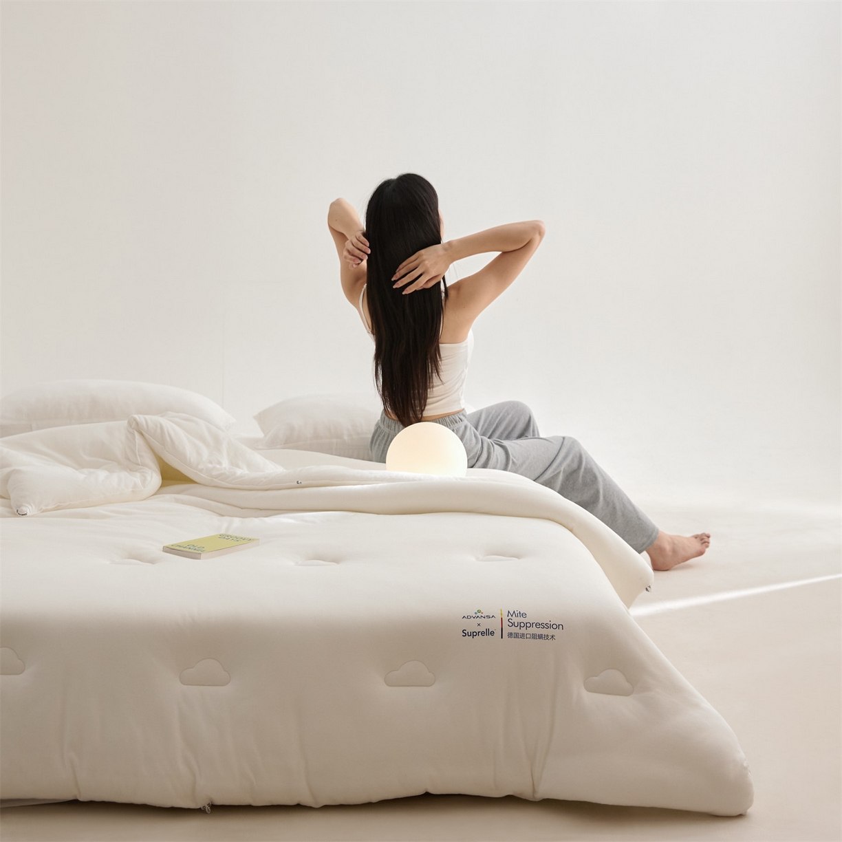 91家纺网 家纺一手货源 找家纺 头等舱 2025新款全棉A类针织 零压 深睡 德国ADVANSA 抗菌 100%阻螨低致敏秋冬被（模特图） 舒芙蕾白