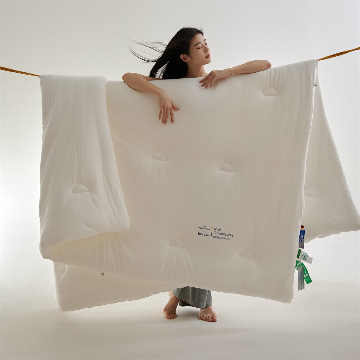 91家纺网 家纺一手货源 找家纺 头等舱 2025新款全棉A类针织 零压 深睡 德国ADVANSA 抗菌 100%阻螨低致敏秋冬被（模特图） 舒芙蕾白