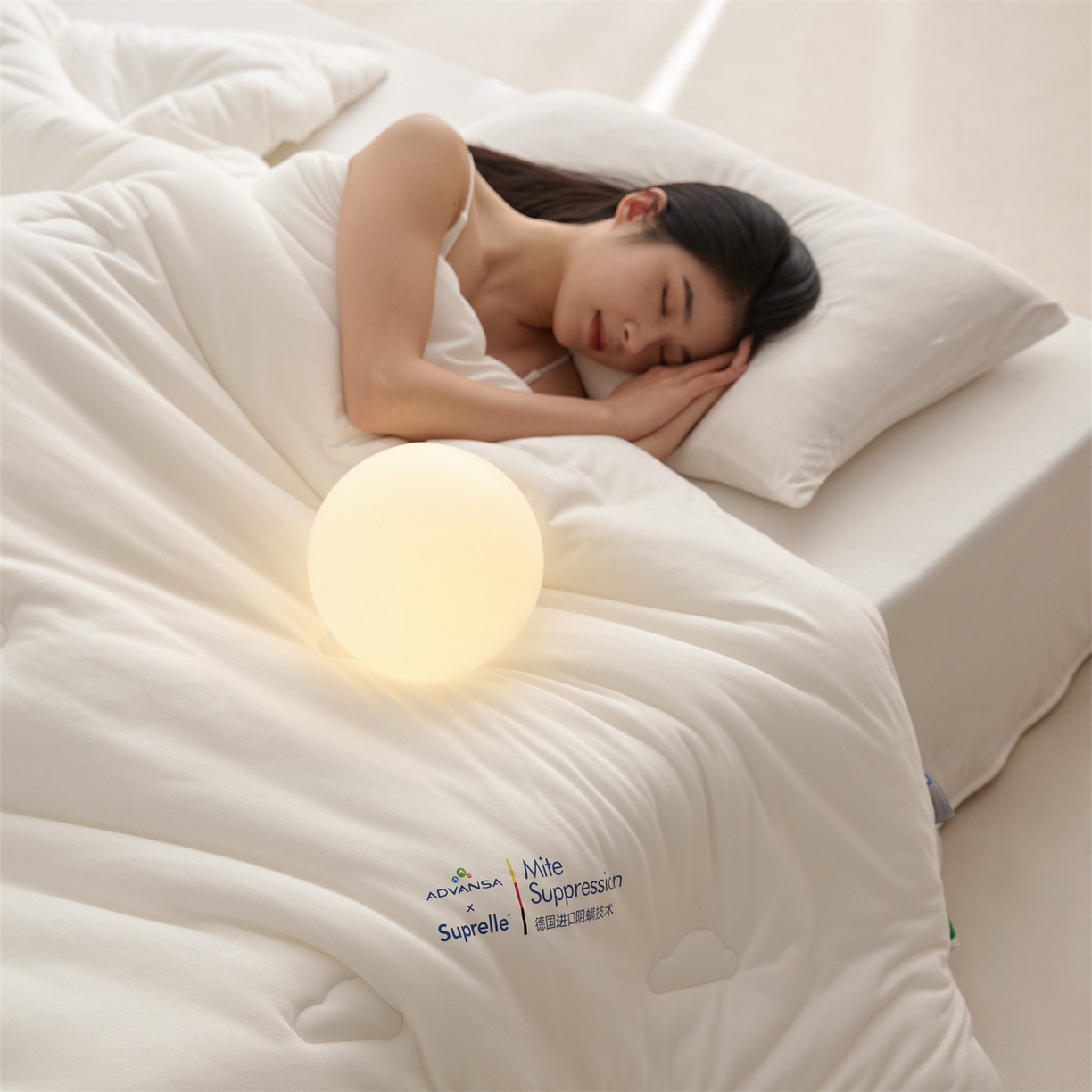 91家纺网 家纺一手货源 找家纺 头等舱 2025新款全棉A类针织 零压 深睡 德国ADVANSA 抗菌 100%阻螨低致敏秋冬被（模特图） 舒芙蕾白