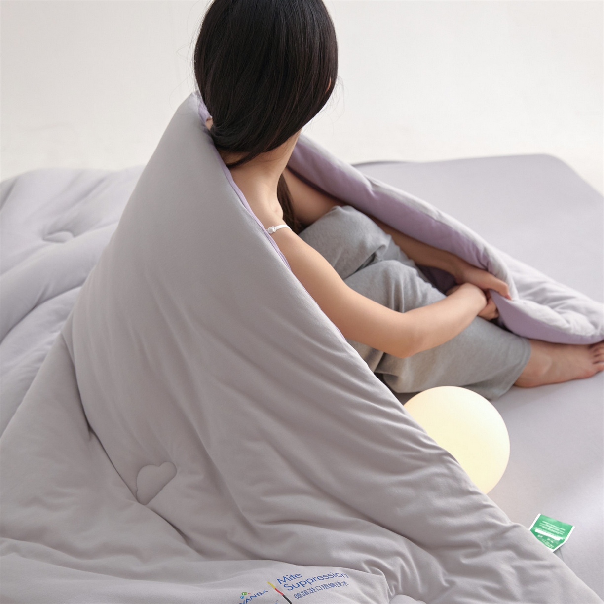 91家纺网 家纺一手货源 找家纺 头等舱 2025新款全棉A类针织 零压 深睡 德国ADVANSA 抗菌 100%阻螨低致敏秋冬被（模特图） 糖霜芋泥