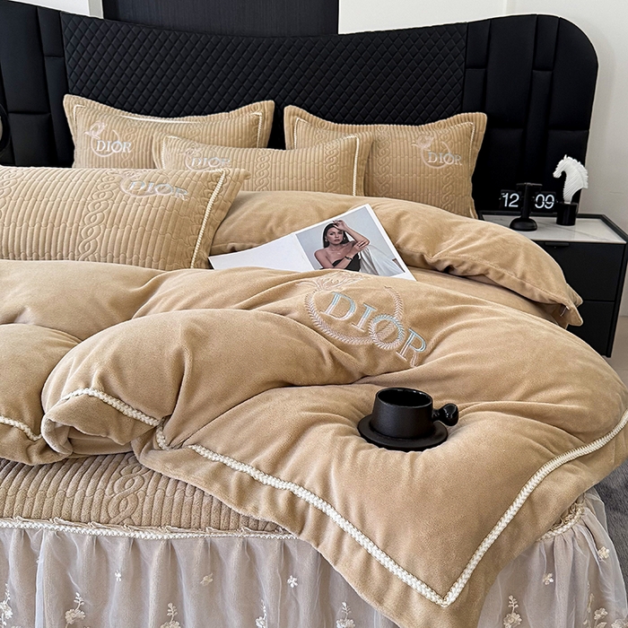 91家纺网 家纺一手货源 找家纺 优姿家纺 2025新款牛奶绒花边绣花床盖四件套 花漾时光-米色