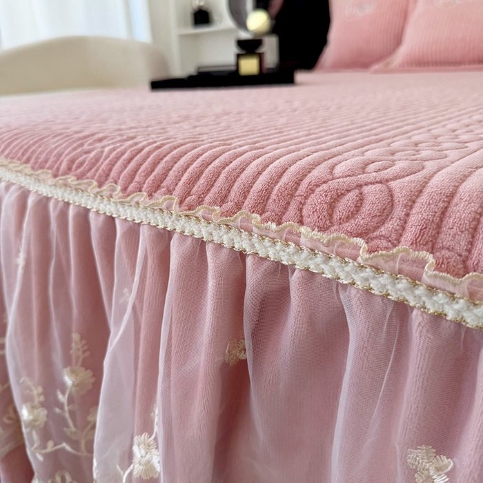 91家纺网 家纺一手货源 找家纺 优姿家纺 2025新款牛奶绒花边绣花床盖四件套 花漾时光-桃红色