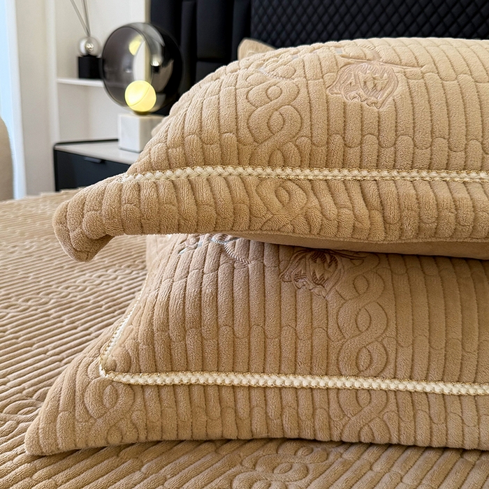 91家纺网 家纺一手货源 找家纺 优姿家纺 2025新款牛奶绒花边绣花床盖四件套 花漾时光-米色