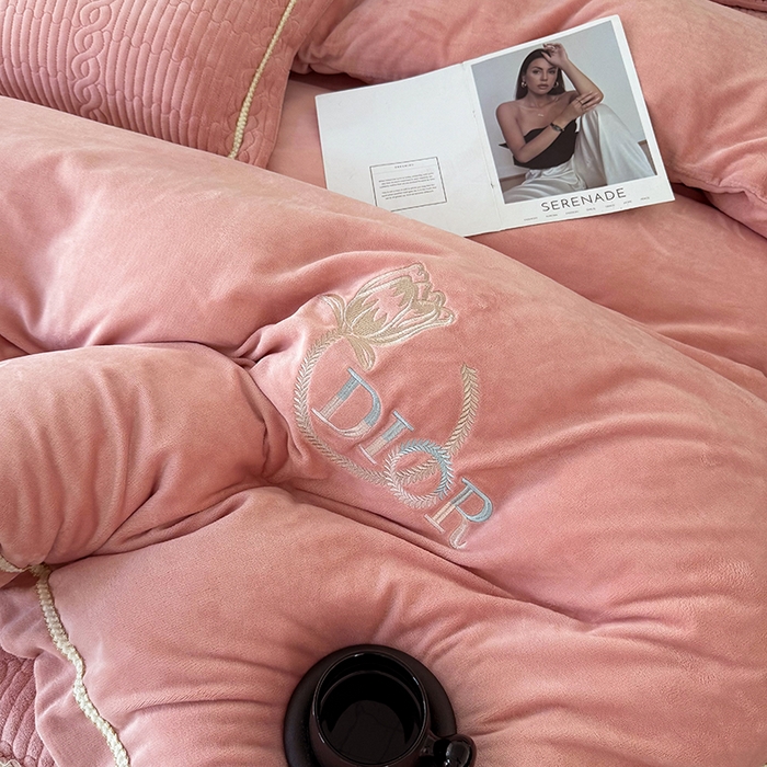 91家纺网 家纺一手货源 找家纺 优姿家纺 2025新款牛奶绒花边绣花床盖四件套 花漾时光-桃红色