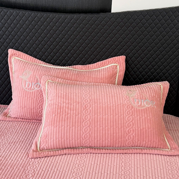 91家纺网 家纺一手货源 找家纺 优姿家纺 2025新款牛奶绒花边绣花床盖四件套 花漾时光-桃红色