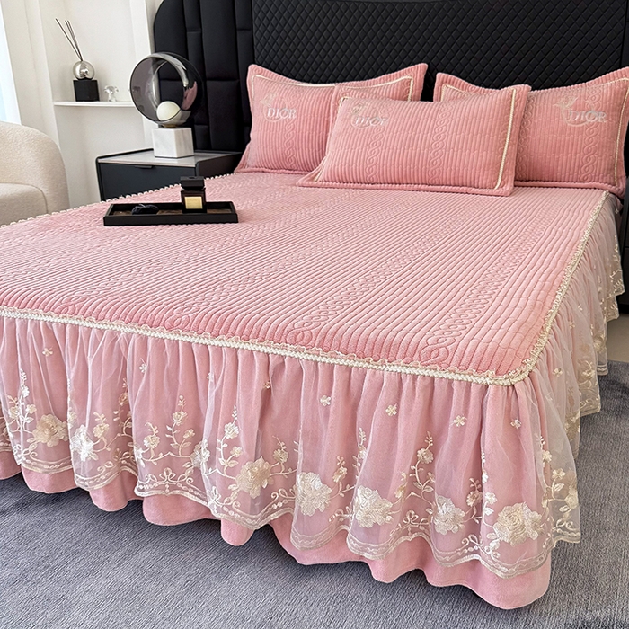 91家纺网 家纺一手货源 找家纺 优姿家纺 2025新款牛奶绒花边绣花床盖四件套 花漾时光-桃红色