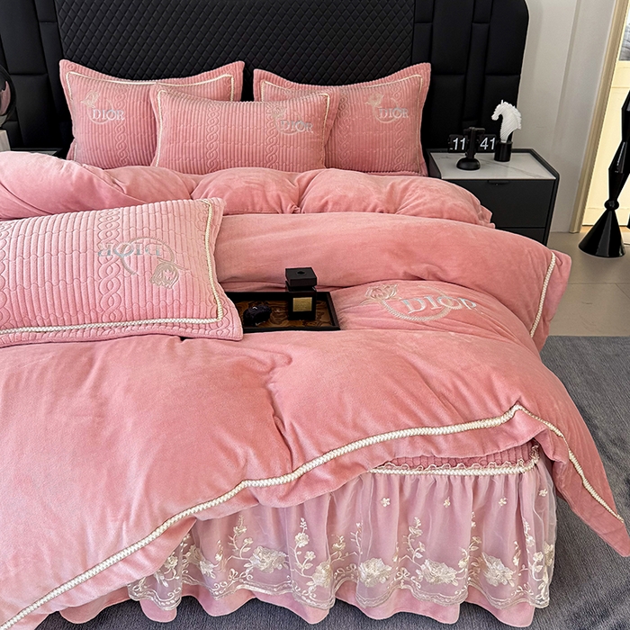 91家纺网 家纺一手货源 找家纺 优姿家纺 2025新款牛奶绒花边绣花床盖四件套 花漾时光-桃红色