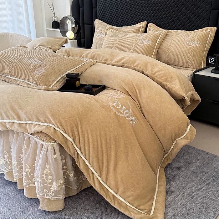 91家纺网 家纺一手货源 找家纺 优姿家纺 2025新款牛奶绒花边绣花床盖四件套 花漾时光-米色