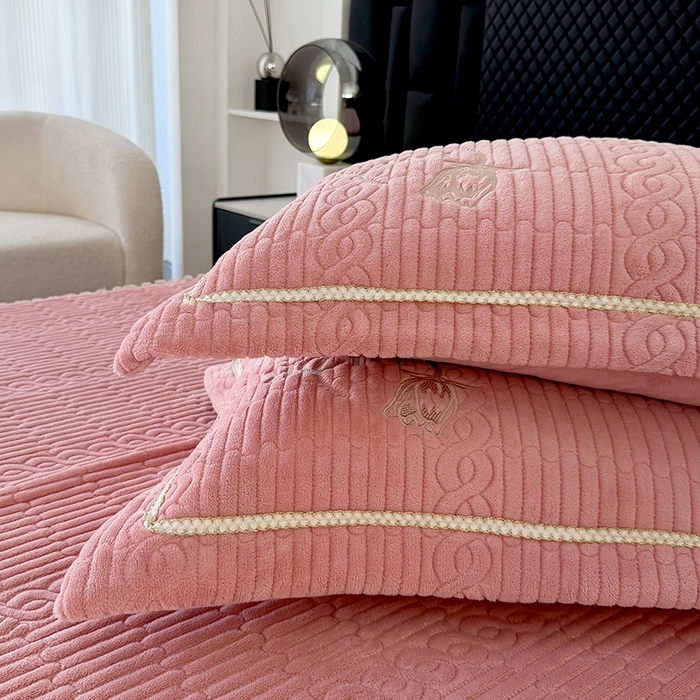 91家纺网 家纺一手货源 找家纺 优姿家纺 2025新款牛奶绒花边绣花床盖四件套 花漾时光-桃红色