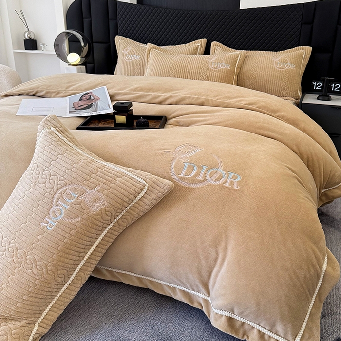 91家纺网 家纺一手货源 找家纺 优姿家纺 2025新款牛奶绒花边绣花床盖四件套 花漾时光-米色