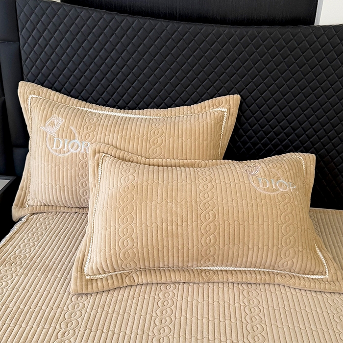 91家纺网 家纺一手货源 找家纺 优姿家纺 2025新款牛奶绒花边绣花床盖四件套 花漾时光-米色