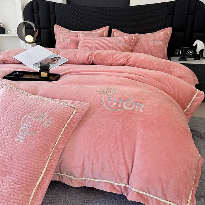 91家纺网 家纺一手货源 找家纺 优姿家纺 2025新款牛奶绒花边绣花床盖四件套 花漾时光-桃红色