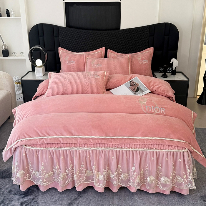 91家纺网 家纺一手货源 找家纺 优姿家纺 2025新款牛奶绒花边绣花床盖四件套 花漾时光-桃红色