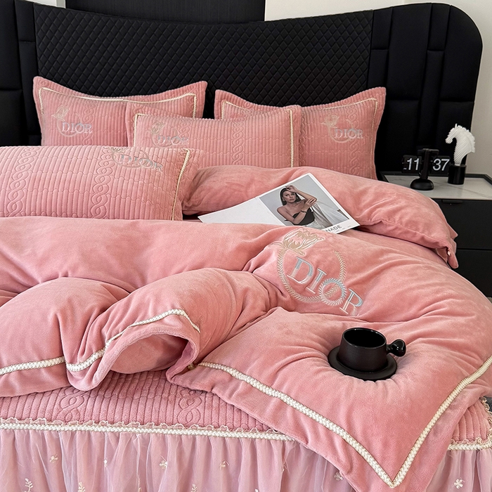 91家纺网 家纺一手货源 找家纺 优姿家纺 2025新款牛奶绒花边绣花床盖四件套 花漾时光-桃红色