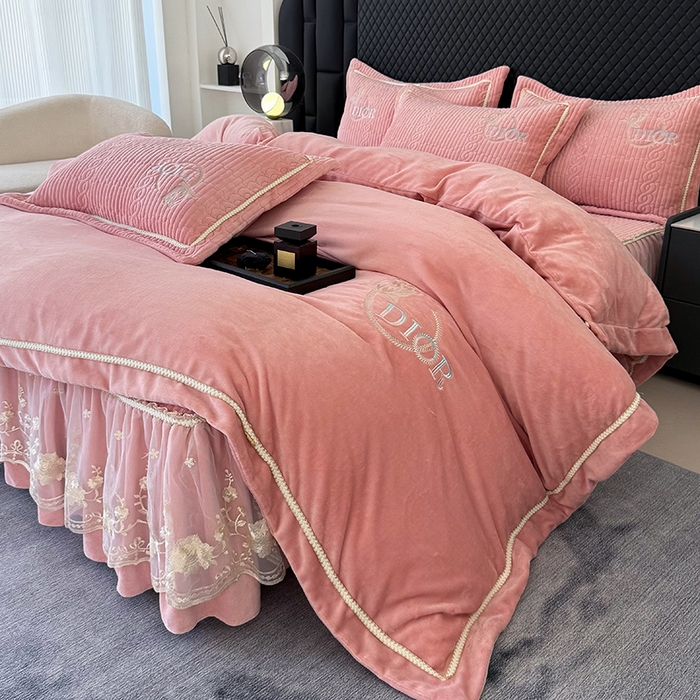 91家纺网 家纺一手货源 找家纺 优姿家纺 2025新款牛奶绒花边绣花床盖四件套 花漾时光-桃红色