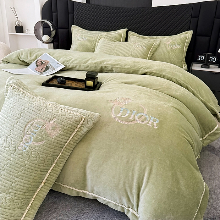 91家纺网 家纺一手货源 找家纺 优姿家纺 2025新款牛奶绒花边绣花床盖四件套 花漾时光-果绿